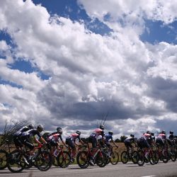 El pelotón de corredores compite durante la duodécima etapa de la 108ª edición de la carrera ciclista Tour de Francia, de 159 km entre Saint-Paul-Trois-Chateaux y Nimes. | Foto:Anne-Christine Poujoulat / AFP