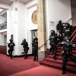 Miembros de las Brigadas de Investigación e Intervención francesas -'Brigade de Recherche et d'Intervention' (BRI)- unidad policial participan en una sesión de entrenamiento en la Salle Pleyel en París. | Foto:Stephane De Sakutin / AFP