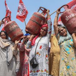 Activistas sostienen cilindros de GLP (gas licuado de petróleo) y gritan consignas mientras participan en una protesta contra el aumento de los precios de la gasolina, el gasóleo y el gas de cocina en Amritsar. | Foto:Narinder Nanu / AFP