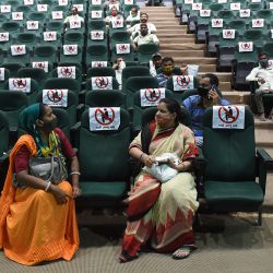 Las personas se sientan después de recibir una dosis de la vacuna Covishield contra el coronavirus Covid-19 durante una campaña de vacunación en el Tagore Hall de Ahmedabad. | Foto:Sam Panthaky / AFP