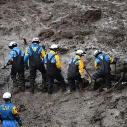 La policía busca a personas desaparecidas sepultadas bajo el barro en el lugar donde se produjo un corrimiento de tierras tras días de fuertes lluvias en Atami, en la prefectura de Shizuoka. | Foto:Charly Triballeau / AFP