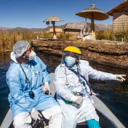 Trabajadores de la salud se trasladan a las islas de los Uros para inocular a los ciudadanos con una dosis de la vacuna Sinopharm contra el COVID-19, en el lago Titicaca en Puno, Perú. | Foto:Carlos Mamani / AFP