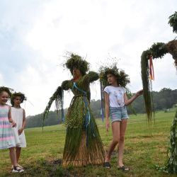 Unas niñas juegan alrededor de espantapájaros durante las celebraciones de la noche de Kupala en Pyrohiv, cerca de Kiev. | Foto:Sergei Supinsky / AFP