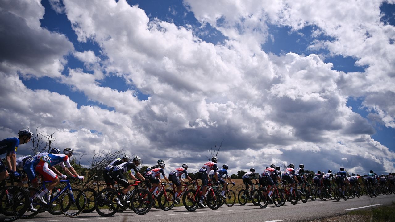 El pelotón de corredores compite durante la duodécima etapa de la 108ª edición de la carrera ciclista Tour de Francia, de 159 km entre Saint-Paul-Trois-Chateaux y Nimes. | Foto:Anne-Christine Poujoulat / AFP