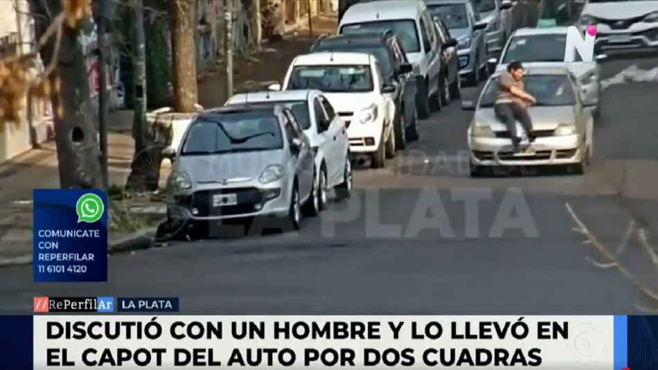 Locura en La Plata - Un hombre se subió al capó de un auto y fue arrastrado por 2 cuadras