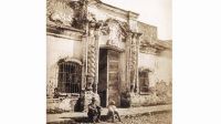 1869: Única foto de la casa original de la inde-pendencia en Tucumán antes de ser demolida.