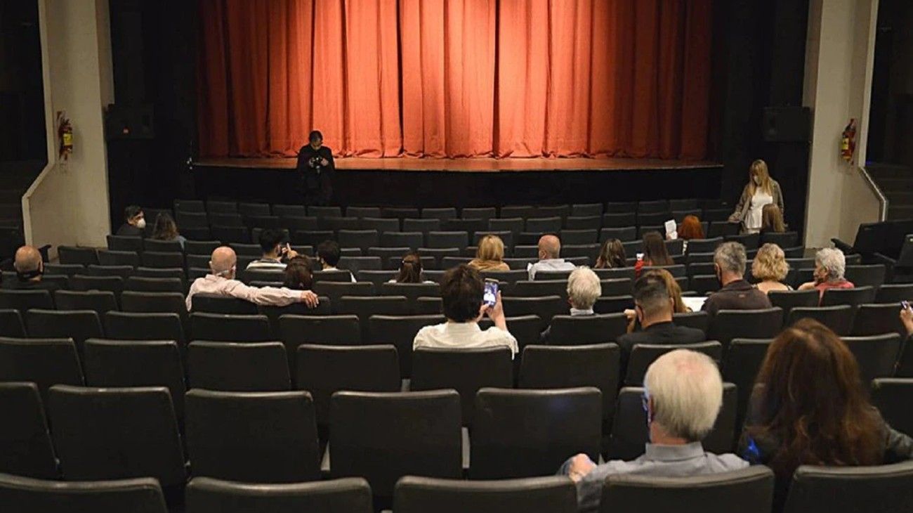 Los protocolos para acceder a las representaciones teatrales en espacios cerrados incluyen distanciamiento y uso de tapabocas.