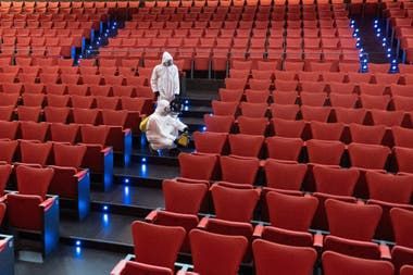 Los protocolos para acceder a las representaciones teatrales en espacios cerrados incluyen distanciamiento y uso de tapabocas.