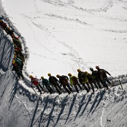 Miembros de la compañía de guías de Chamonix participan en una caminata especial, entre Francia e Italia, cerca de la montaña del Mont Blanc, para celebrar el 200º aniversario de la asociación de alta montaña. | Foto:Olivier Chassignole / AFP