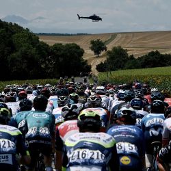 Los ciclistas marchan durante la 14ª etapa de la 108ª edición del Tour de Francia de ciclismo, de 183 km entre Carcassonne y Quillan. | Foto:Philippe Lopez / AFP