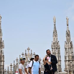 Personas visitan la azotea de la catedral del Duomo en Milán. | Foto:Marco Bertorello / AFP