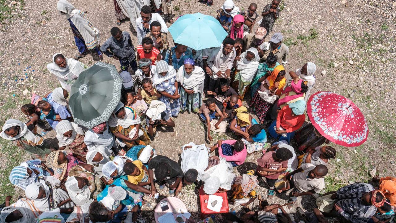 La gente espera para registrarse durante una distribución de alimentos organizada por el gobierno de Amhara cerca de la aldea de Baker, a 50 km al sureste de Humera, en la región norteña de Tigray. | Foto:Eduardo Soteras / AFP