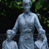 William y Harry hacen una tregua por su mamá: Inauguraron la estatua de Lady Di