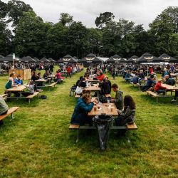 Los asistentes al festival se reúnen alrededor de las mesas mientras se toman un descanso en la jornada inaugural de la 29ª edición del festival de música Les Vieilles Charrues en Carhaix-Plouguer, al oeste de Francia. | Foto:Sameer Al-Doumy / AFP