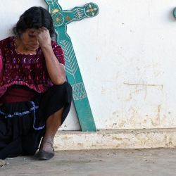 Una mujer indígena desplazada de Pantelho, permanece en el refugio  | Foto:Isaac Guzman / AFP