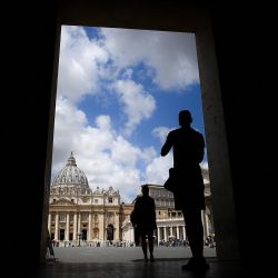 En la foto se ve un grupo de personas junto a la Plaza de San Pedro en el Vaticano. | Foto:Filippo Monteforte / AFP