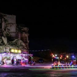 Una fotografía a baja velocidad de obturación muestra coches circulando delante de la cafetería Abu Ali, instalada en la planta baja de un edificio muy dañado durante la guerra civil, en la zona residencial de Jabal al-Arbain, en la ciudad siria de Ariha, en la provincia siria de Idlib, controlada por los rebeldes. | Foto:Aaref Watad / AFP