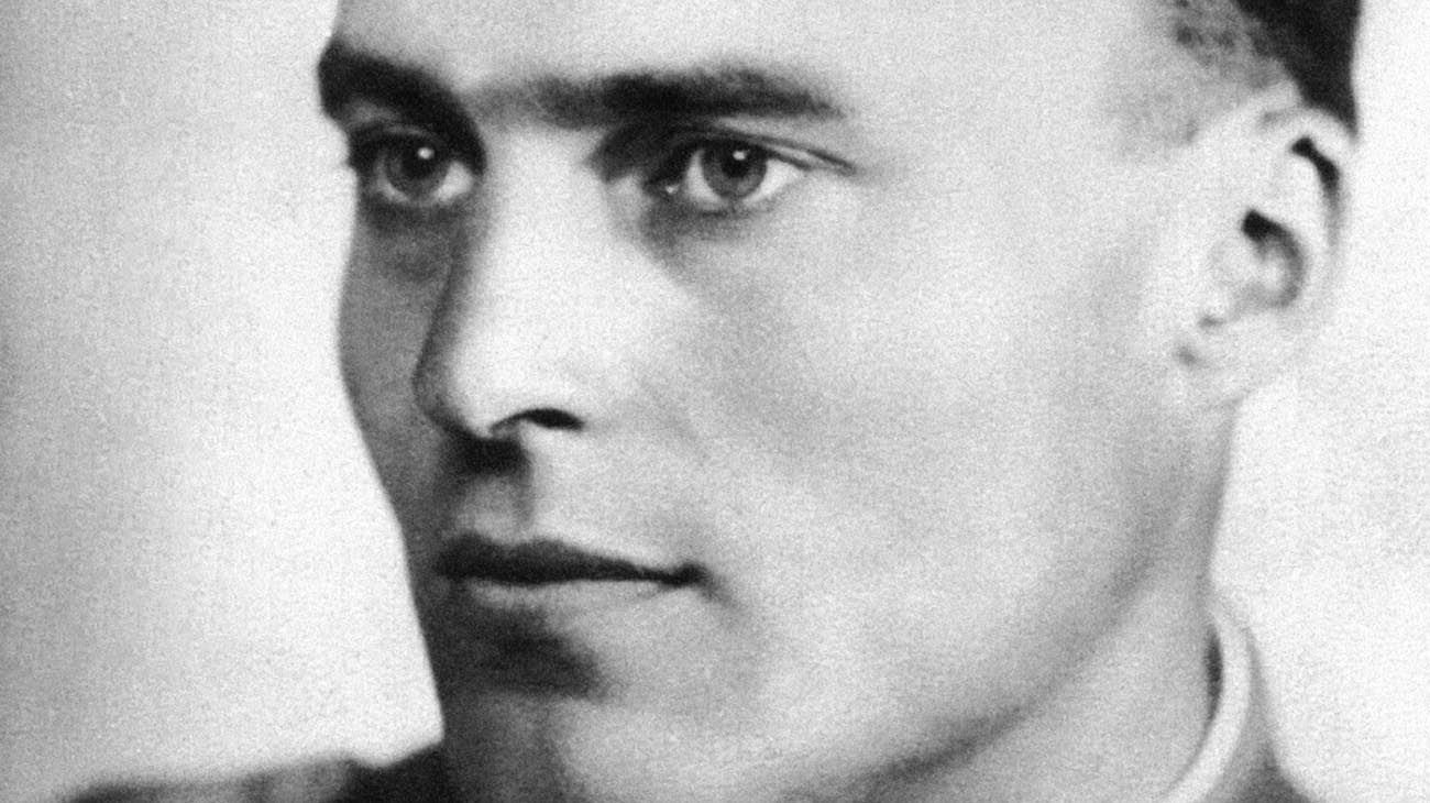  un grupo de militares alemanes comandados por Claus von Stauffenberg intentan asesinar a Adolf Hitler