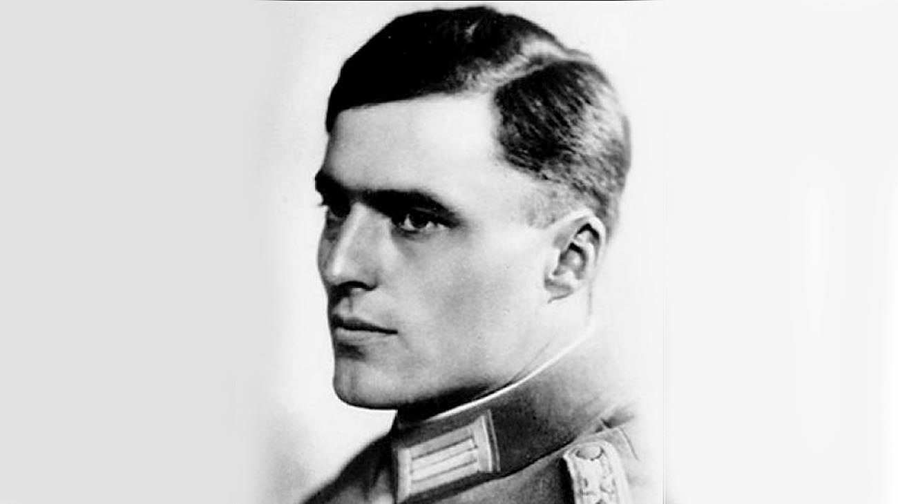  un grupo de militares alemanes comandados por Claus von Stauffenberg intentan asesinar a Adolf Hitler