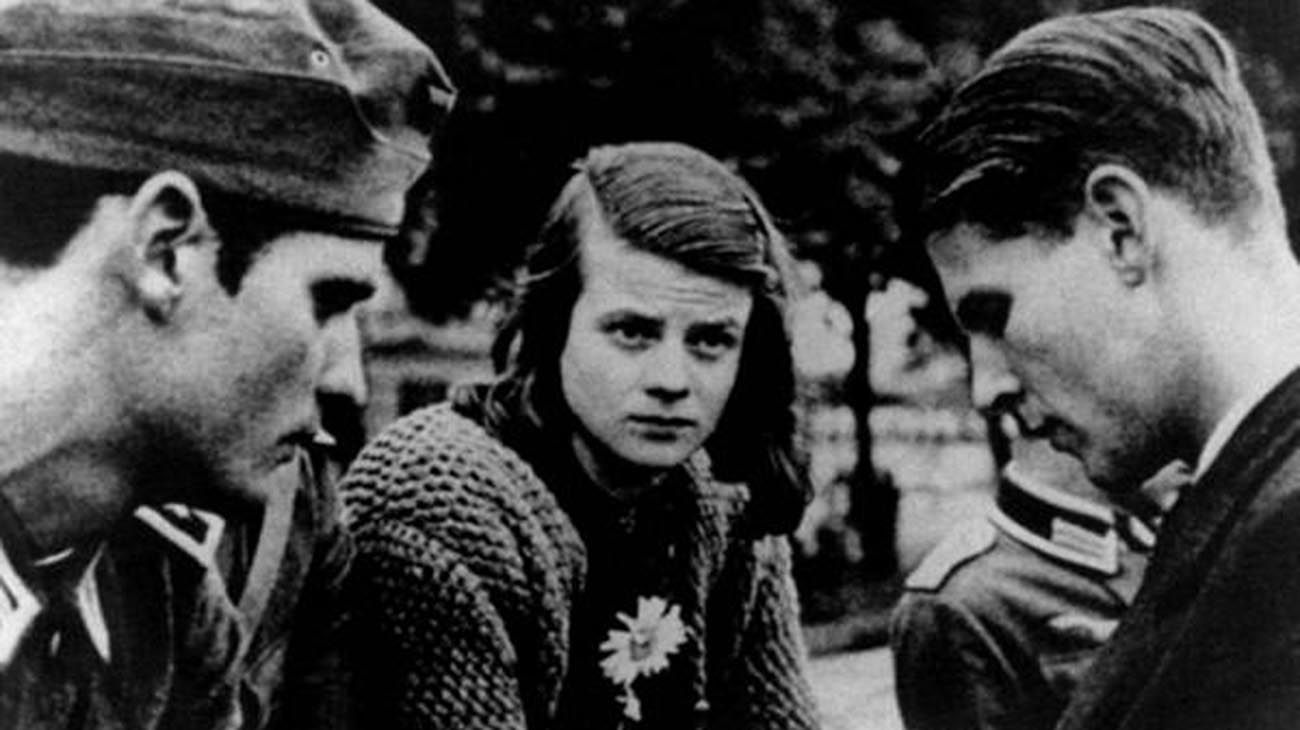  un grupo de militares alemanes comandados por Claus von Stauffenberg intentan asesinar a Adolf Hitler