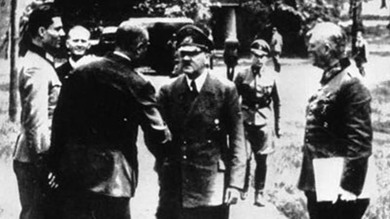  un grupo de militares alemanes comandados por Claus von Stauffenberg intentan asesinar a Adolf Hitler