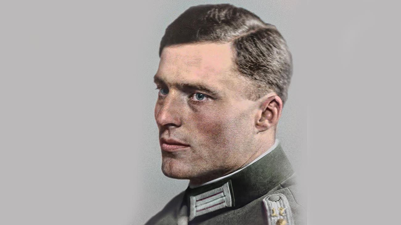  un grupo de militares alemanes comandados por Claus von Stauffenberg intentan asesinar a Adolf Hitler