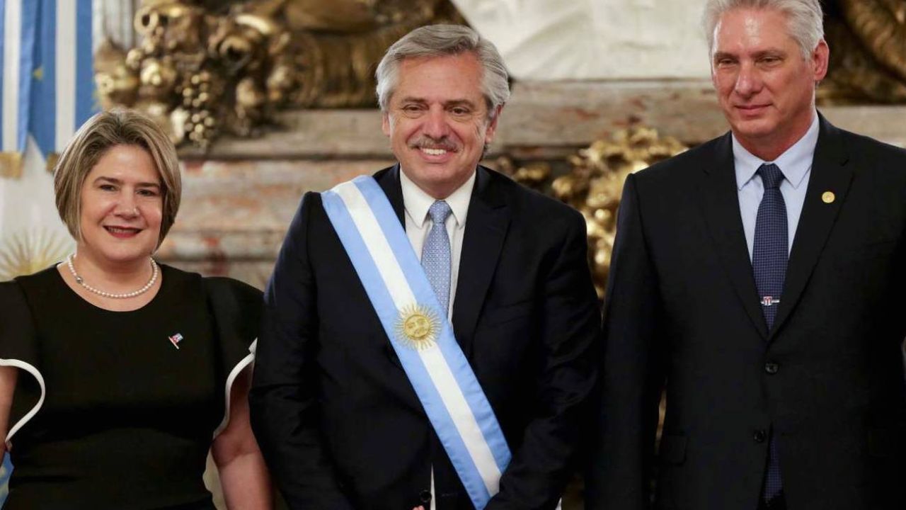 Alberto Fernández con el cubano Miguel Díaz Canel.  | Foto:Presidencia