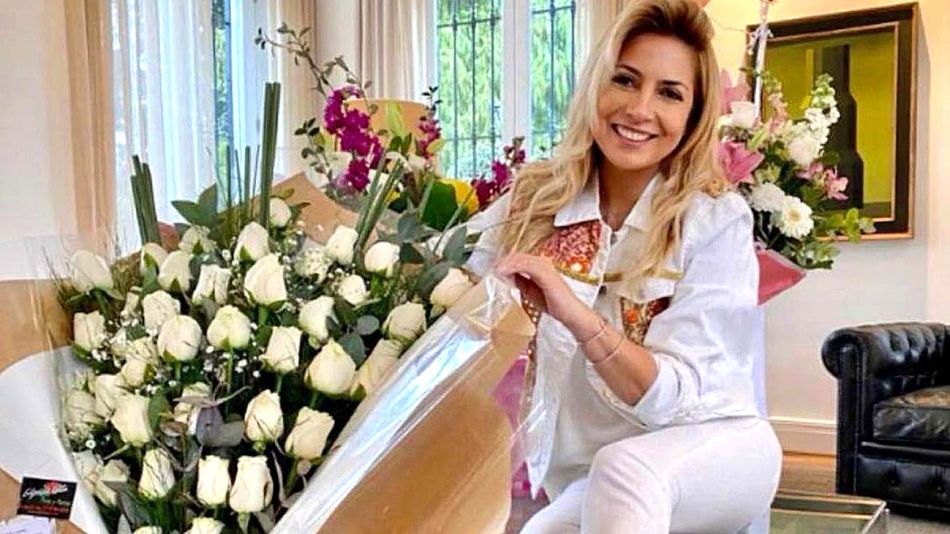 Rodeada De Flores En Olivos Fabiola Yanez Cumplio 40 Anos Y Agradecio A Su Amor Perfil