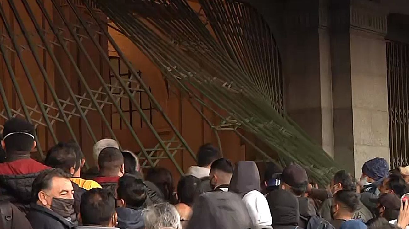 Las rejas de Constitución, destrozadas por los pasajeros furiosos por tantas horas de vías cortadas.