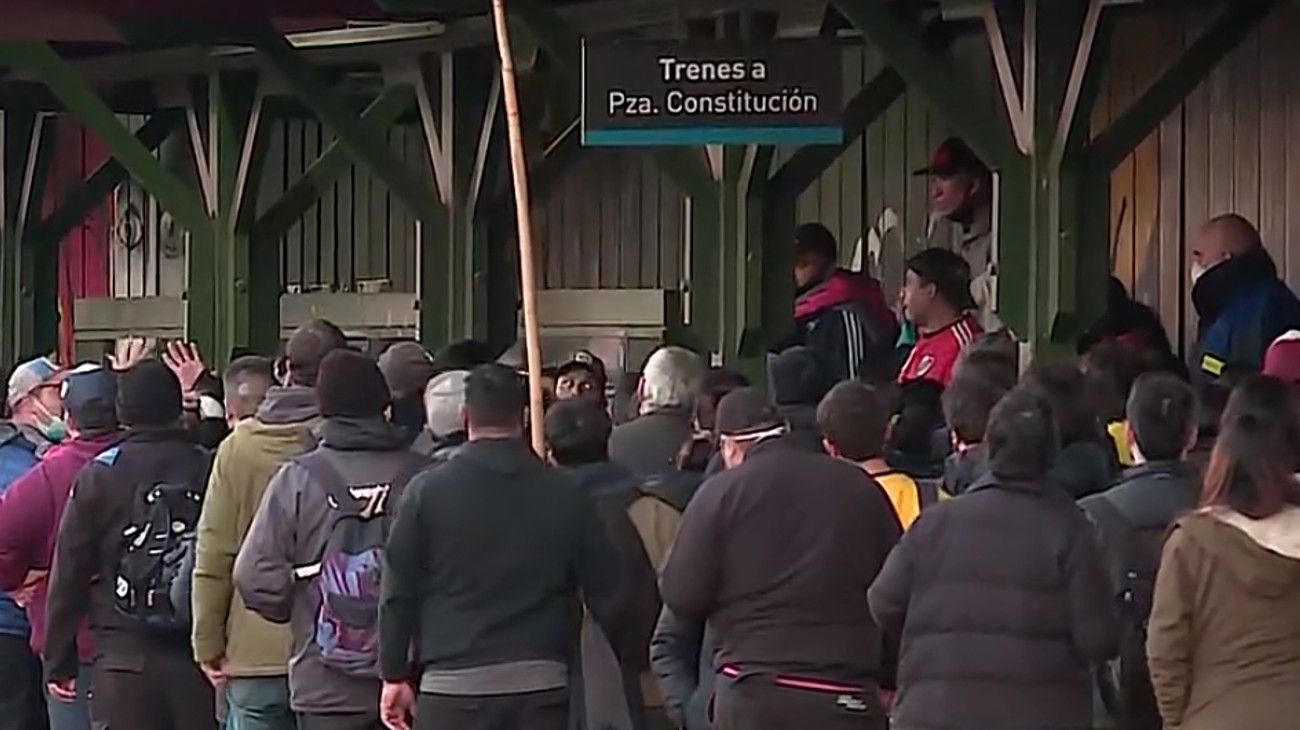 Los trabajadores tercerizados que cortaron las vías, agolpados en uno de los andenes de Avellaneda esperando que vuelvan los trenes.