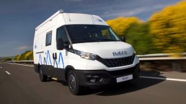 Basado en el Iveco Daily, este camper de 6 metros de largo y 2,45 m de alto ofrece en su interior una altura de 1,9 m.