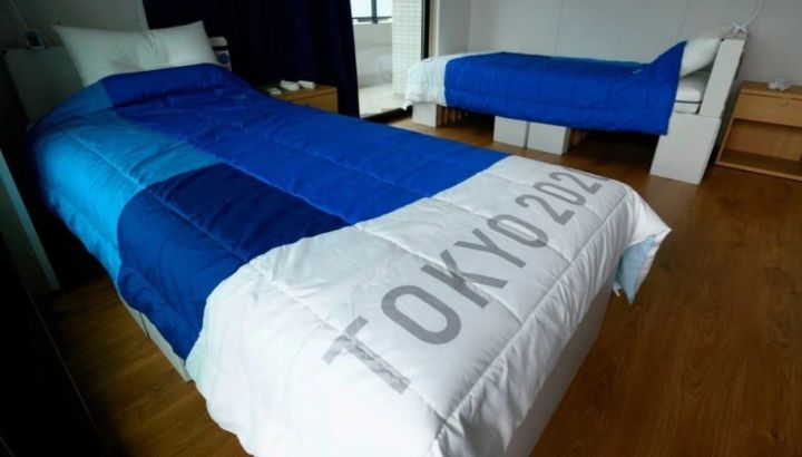 La Villa Olímpica tendrá camas descartables "anti sexo" como precaución al coronavirus. //Redes sociales