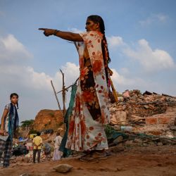 Una mujer señala hacia los escombros de las casas después de que las autoridades locales arrasaran un asentamiento que se decía que estaba en un terreno forestal en la aldea de Khori, en el distrito de Faridabad, en el estado indio de Haryana. | Foto:Money Sharma / AFP