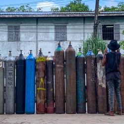 Esta foto muestra a personas que esperan para llenar botes de oxígeno vacíos fuera de una fábrica en Yangon, en medio de un aumento en el número de casos de coronavirus Covid-19. | Foto:Ye Aung Thu / AFP