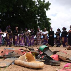 Padres de los estudiantes secuestrados rezan por el regreso de sus hijos que fueron secuestrados por hombres armados en el área de gobierno local de Chikun del estado de Kaduna, al noroeste de Nigeria. | Foto:Kola Sulaimon / AFP