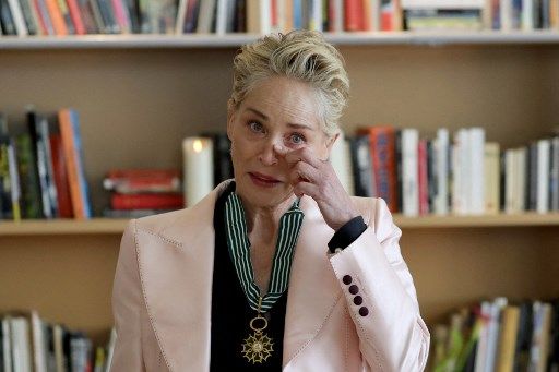 Sharon Stone en el Festival de Cannes 2021, emocionada al recibir la Orden de las Artes y las Letras de Francia.