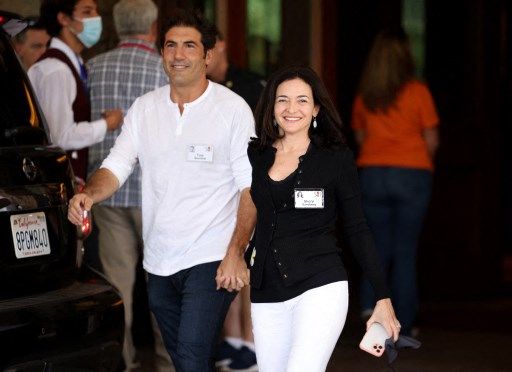 En Sun Valley 2021, Sheryl Sandberg (Facebook) y su marido Tom Bernthal.