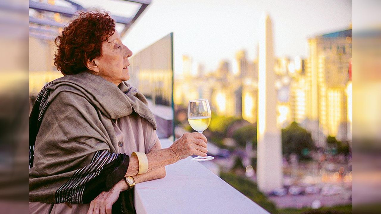 En sus comienzos firmaba con un pseudónimo masculino, Miguel Lasalle y no cree en la palabra “maridaje”. Los sabores la inspiraron para escribir poemas.  | Foto:Gentileza “Los buenos vinos argentinos”.