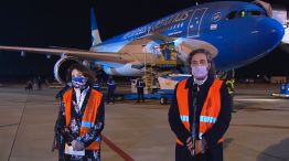 Cafiero y MaryKay Carlson, encargada de negocios de la embajada de los Estados Unidos, recibiendo la donación de vacunas Moderna en Ezeiza.