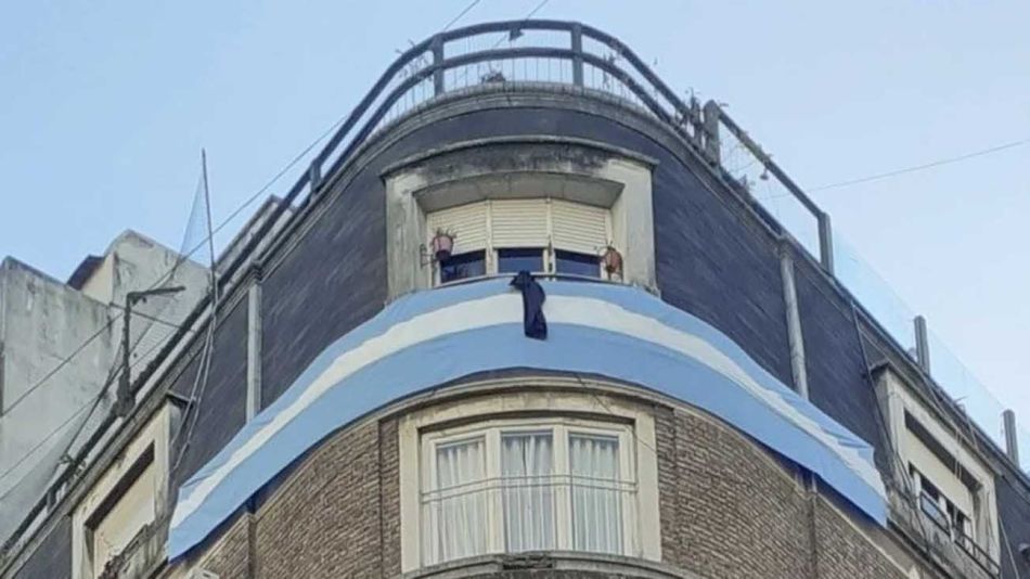 Vecinos de Cristina Kirchner colgaron una bandera y un crespón negro por las víctimas del coronavirus 20210716