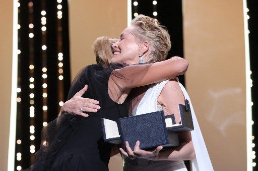 Sharon Stone entrega a Julia Ducournau la Palma de Oro de Cannes 2021. Ella es la segunda cineasta mujer en ganar el premio mayor en la historia el Festival de Cannes.