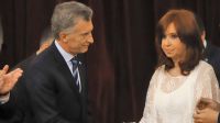 Hielo: En 2019 Macri, presidente saliente, saluda a Cristina Kirchner, vicepresidenta entrante.