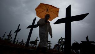 Un trabajador recorre un cementerio en Brasil