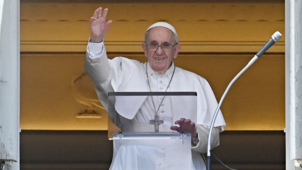 El Papa Francisco, saludando en el Vaticano en su primera aparición luego de la cirugía de colon.