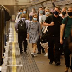 Los pasajeros con mascarillas viajan en el metro de Londres. - Inglaterra levanta hoy prácticamente todas sus restricciones por el coronavirus, lo que la enfrenta a las otras tres naciones del Reino Unido y desata la preocupación de los científicos. | Foto:Tolga Akmen / AFP