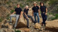 Jeff Bezos junto a quienes lo acompañaran en su viaje al espacio