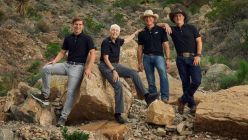Jeff Bezos junto a quienes lo acompañaran en su viaje al espacio