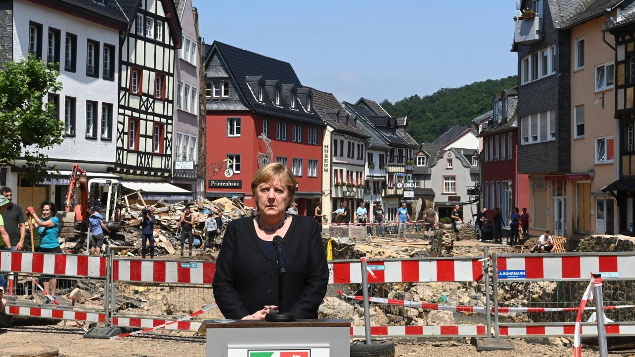 La canciller alemana, Angela Merkel se dirige a la prensa tras visitar la ciudad balneario Bad Munstereifel, devastada por las inundaciones, en el estado de Renania del Norte-Westfalia, al oeste de Alemania. | Foto:Christof Stache / POOL / AFP