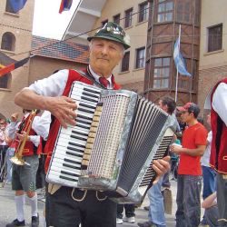 Típica imágen de las calles de Villa General Belgrano en plena fiesta de la cerveza.