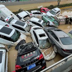 Los coches se sientan en las aguas de las inundaciones después de las fuertes lluvias que afectaron a la ciudad de Zhengzhou, en la provincia central china de Henan. | Foto:STR / AFP